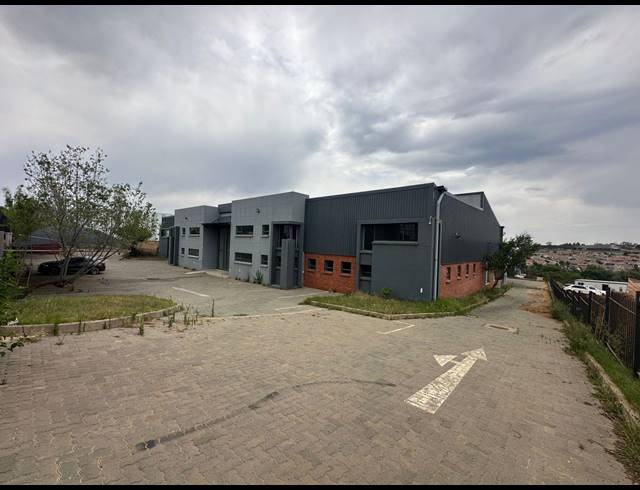 2,145M² WAREHOUSE TO LET IN COSMO BUSINESS PARK